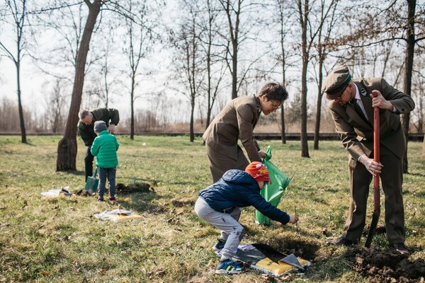 Enea Połaniec założyła dębowy park z okazji 40-lecia Elektrowni Połaniec (2).jpg