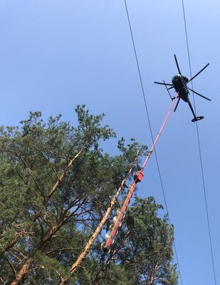 Drony i śmigłowce pomagają energetykom Enei Operator (5).jpg