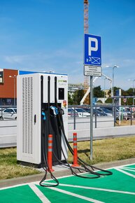 Szybkie ładowarki GreenWay Polska wyposażone są od jednego do trzech punktów ładowania dużej mocy, pozwalając na ładowanie samochodu prądem stałym i mocą minimum 40 kW