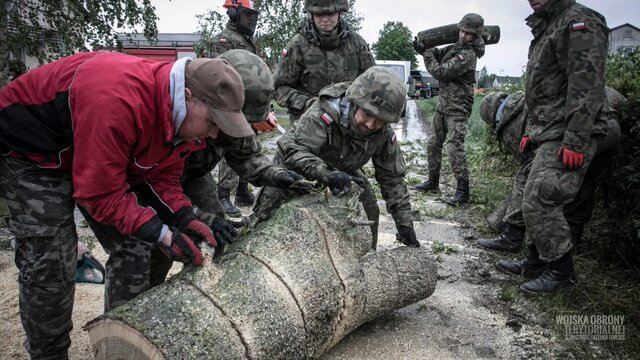 Terytorialsi pomagają po nawałnicy w gminach Wojciechów i Konopnica