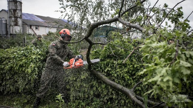 Terytorialsi pomagają po nawałnicy w gminach Wojciechów i Konopnica