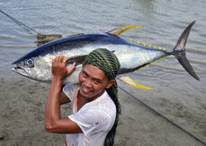 Tuna Fisherman Mamburao (c) Gregg Yan WWF.JPG