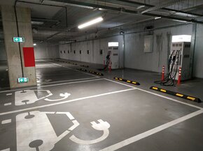 Hub ładowania firmy GreenWay składa się z 2 stacji szybkiego ładowania DC (Efacec 50 kW), 
z których każda dysponuje 3 gniazdami ładowania, a także 7 stacji AC (Etrel INCH 22 kW) 
z pojedynczymi punktami ładowania.