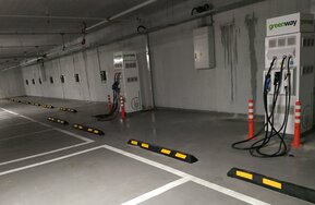 Hub ładowania firmy GreenWay składa się z 2 stacji szybkiego ładowania DC (Efacec 50 kW), 
z których każda dysponuje 3 gniazdami ładowania, a także 7 stacji AC (Etrel INCH 22 kW) 
z pojedynczymi punktami ładowania.