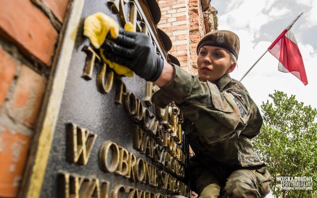 Żołnierze Wojsk Obrony Terytorialnej podczas porządkowania miejsc pamięci Powstania Warszawskiego