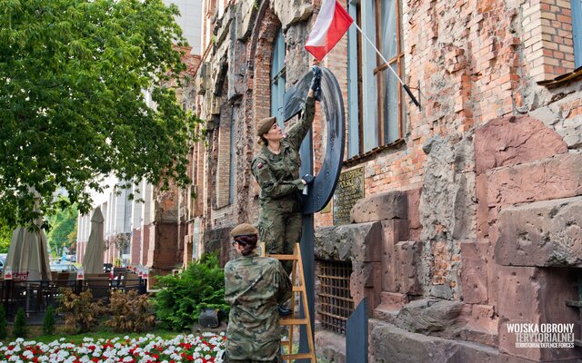 Żołnierze Wojsk Obrony Terytorialnej podczas porządkowania miejsc pamięci Powstania Warszawskiego