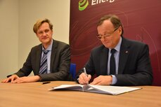 Jacek Kościelniak, wiceprezes zarządu Enegi SA, podczas podpisywania umowy z My Benefit.JPG