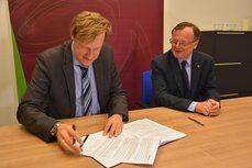 Jarosław Bilbin, członek zarządu Me Benefit, podpisuje umowę z Energą SA.JPG
