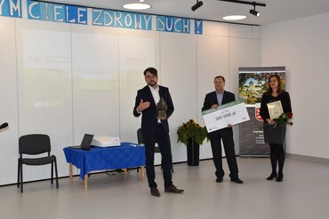 Nagrodę wręczyli zastępca dyrektora Biura Komunikacji ERGO Hestii Marcin Dybuk i koordynator konkursu EKO HESTIA SPA Wojciech Fułek. 
