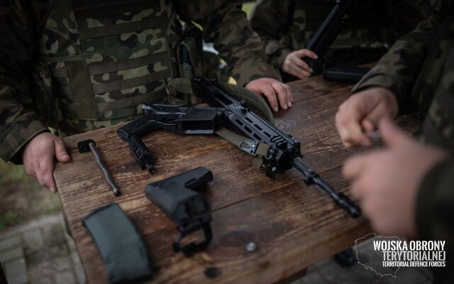 Strzelanie z GROT-a w centrum szkolenia w Zegrzu