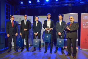 Na zdj. Damian Kuźniewski, dyrektor Centrum Transferu Wiedzy i Technologii PG (pierwszy z lewej), zespół Eye-Eye Captain: Mikołaj Speichert, Jakub Słowikowski, Marek Kozłowski, Robert Sreberski oraz Krzysztof Balcerzak, członek kapituły. Fot. Krzysztof Krzempek