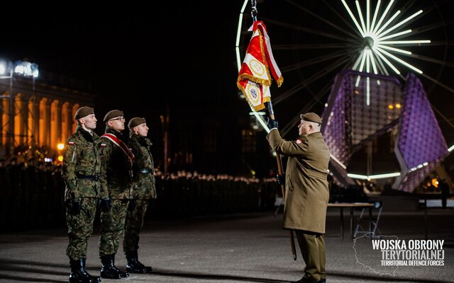 Wręczenie sztandaru 12 Wielkopolskiej Brygadzie OT