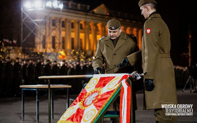 Wręczenie sztandaru 12 Wielkopolskiej Brygadzie OT