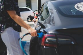 Rafał Czyżewski, Prezes GreenWay Polska. – Dzięki zaangażowaniu samorządów w upowszechnianie stacji ładowania rośnie nie tylko dostępność usług ładowania, ale także świadomość ogółu mieszkańców, że istnieje alternatywa dla pojazdów spalinowych.