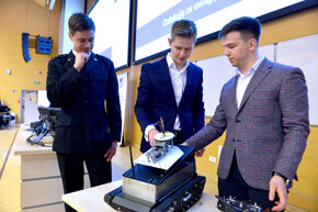 Na zdjęciu główni wykonawcy projektu Kacper Zubiel i Tristan Wójciak oraz mł. kpt. Wojciech Raginia, przedstawiciel PSP Pruszcz Gdański. Fot. Krzysztof Krzempek/Politechnika Gdańska