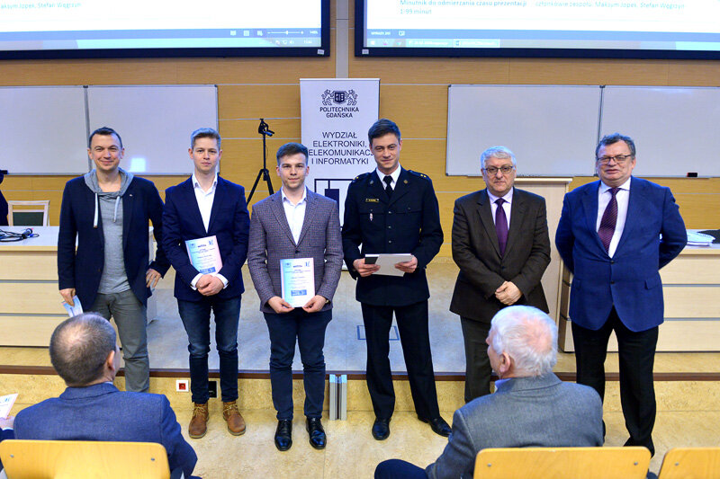 Na zdj. od prawej: prof. Marek Dzida, prorektor PG ds. kształcenia i dydaktyki; prof. Jerzy Wtorek, dziekan WETI; mł. kpt. Wojciech Raginia z PSP Pruszcz Gdański; Tristan Wójciak, Kacper Zubiel, prof. Łukasz Kulas. Fot. K. Krzempek/Politechnika Gdańska