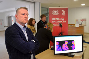 Na pierwszym planie prof. Mariusz Kaczmarek z Katedry Inżynierii Biomedycznej na Wydziale Elektroniki, Telekomunikacji i Informatyki PG, który koordynował instalację stanowiska w gdańskim szpitalu