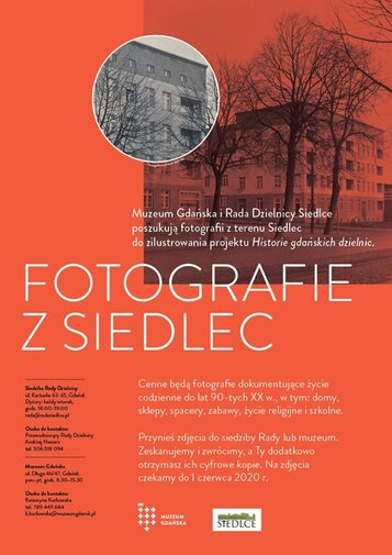 Czerwony plakat w pionie przeznaczony do internetu. W górnej części budynek i drzewa. Poniżej napis fotografie z Siedlec oraz zasady przekazywania zdjęć przytoczone w komunikacie prasowym.