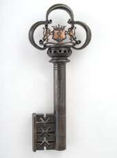 Pamiątkowe klucze do Ratusza Głównego Miasta z 2 kwietnia 1970 r_ przekazane Józefowi Kuszewskiemu - pierwszemu dyrektorowi MG, mat_ Muzeum Gdańsk.jpg
