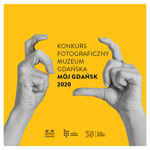 Grafika konkursu przedstawia dwie dłonie w pozycji jakby trzymały aparat. Pomiędzy dłońmi napisy w pięciu liniach Konkurs fotograficzny Muzeum Gdańska Mój Gdańsk 2020. 