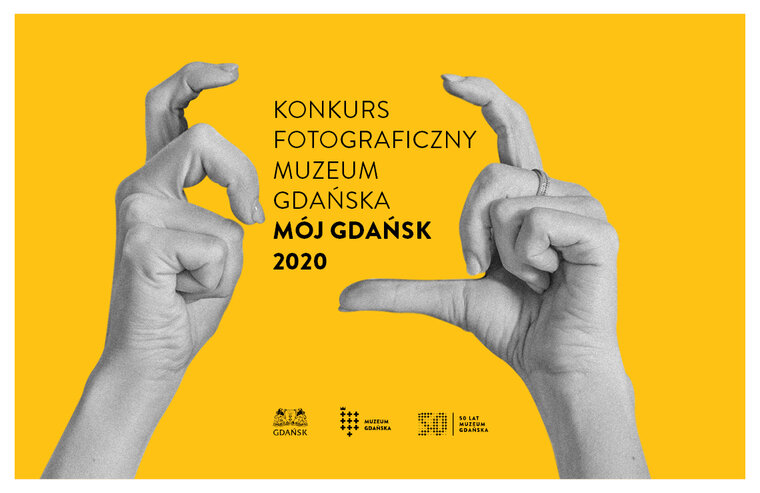 Grafika konkursu przedstawia dwie dłonie w pozycji jakby trzymały aparat. Pomiędzy dłońmi napisy w pięciu liniach Konkurs fotograficzny Muzeum Gdańska Mój Gdańsk 2020. 