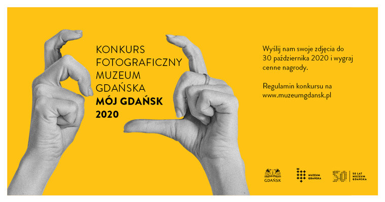 Grafika konkursu przedstawia dwie dłonie w pozycji jakby trzymały aparat. Pomiędzy dłońmi napisy w pięciu liniach Konkurs fotograficzny Muzeum Gdańska Mój Gdańsk 2020. 