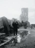 Sigfrid Haggberg w 1947 roku podczas swojej wizyty w zniszczonej wojnę Warszawie na nieistniejącym obecnie odcinku ulicy Zielnej. Pozuje dokumentując straty firmy Ericsson: uliczną skrzynkę telefoniczną oraz spalony gmach PAST-y za jego plecami