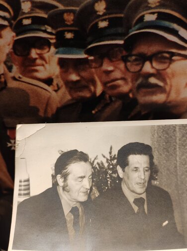Zdjęcie przedstawia zbliżenie na wielkoformatową fotografię Alfonsa Pillatha podczas uroczystości w latach 90. Poniżej czarno-białe zdjęcie młodszego A.P. podczas uroczystości rodzinnej.   