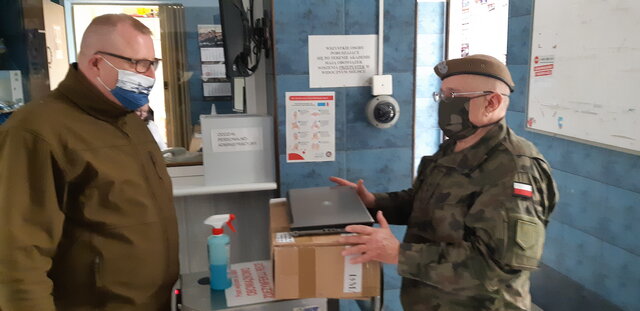 Żołnierze WOT przekazali komputery dla dzieci 