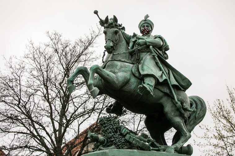 Ponik Jana III Sobieskiego w Gdańsku na Targu Drzewnym. Król trzyma w ręku buławę. Na twarzy ma maseczkę.  