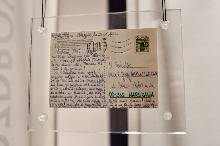 Zdjęcie przedstawia rewers pocztówki z zapisanym tekstem o wrażeniach z Westerplatte. Po prawej znaczek pocztowy i niżej dane adresowe.  