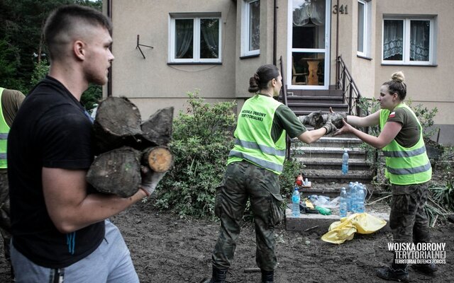 Żołnierze 3 Podkarpackiej Brygady OT pomagają poszkodowanym w ulewnych deszczach