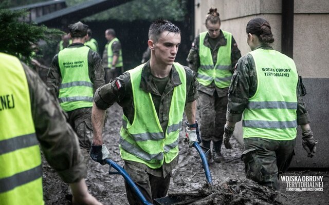 Żołnierze 3 Podkarpackiej Brygady OT pomagają poszkodowanym w ulewnych deszczach