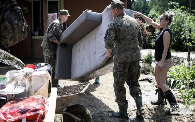 Żołnierze 3 Podkarpackiej Brygady OT pomagają poszkodowanym w ulewnych deszczach