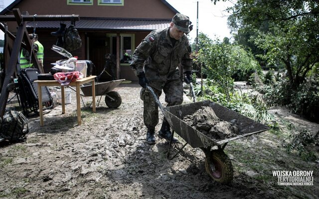 Żołnierze 3 Podkarpackiej Brygady OT pomagają poszkodowanym w ulewnych deszczach