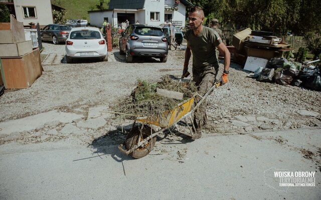 Trzcianka, żołnierze 3 Podkarpackiej Brygady OT wspierają poszkodowanych