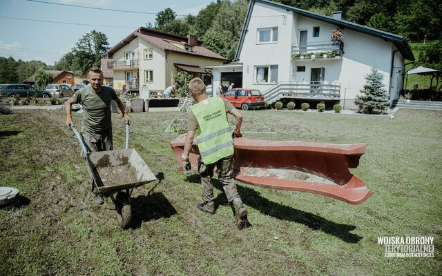 Trzcianka, żołnierze 3 Podkarpackiej Brygady OT wspierają poszkodowanych