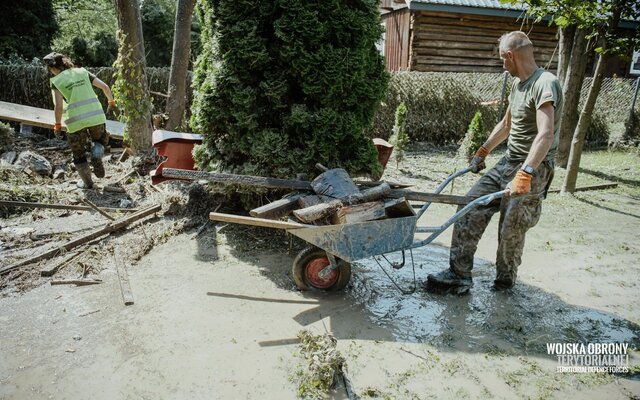 Trzcianka, żołnierze 3 Podkarpackiej Brygady OT wspierają poszkodowanych