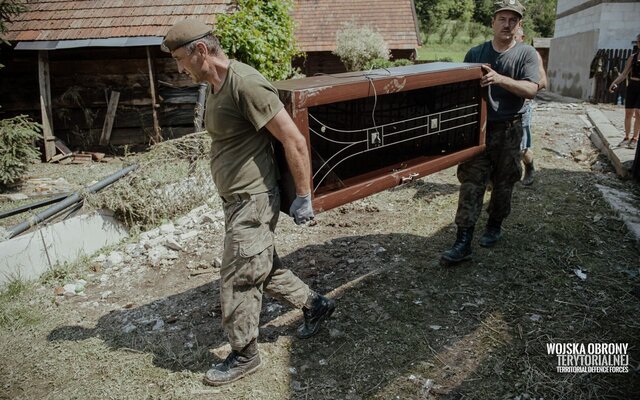 Trzcianka, żołnierze 3 Podkarpackiej Brygady OT wspierają poszkodowanych