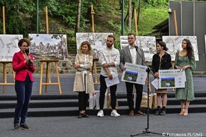 Od lewej: Magdalena Czarzyńska-Jachim, wiceprezydent Sopotu, prof. Lucyna Nyka, dziekan wydz. architektury, inż. arch. Adam Okuniewski, inż. arch. Kamil Ostrowski, inż. arch. Joanna Borowska, inż. arch. Arleta Cychol
