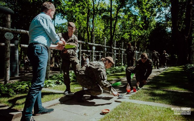 Porządkowanie miejsc pamięci przed 76. rocznicą wybuchu Powstania Warszawskiego