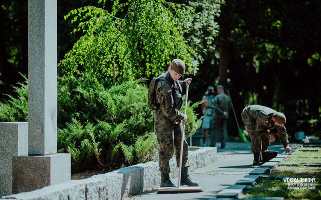 Porządkowanie miejsc pamięci przed 76. rocznicą wybuchu Powstania Warszawskiego