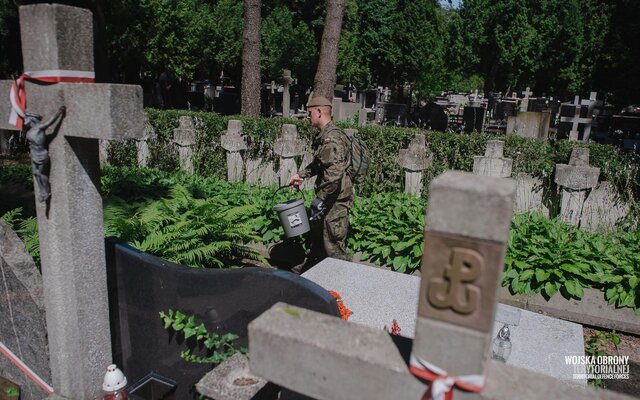 Porządkowanie miejsc pamięci przed 76. rocznicą wybuchu Powstania Warszawskiego