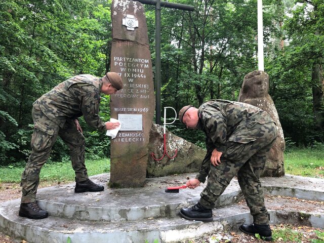 Porządkowanie miejsc pamięci przed 76. rocznicą Powstania Warszawskiego