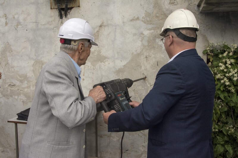 Symboliczne rozpoczęcie rozbiórki. Prof. Wojciech Majewski i prof. Krzysztof Wilde, rektor PG. 