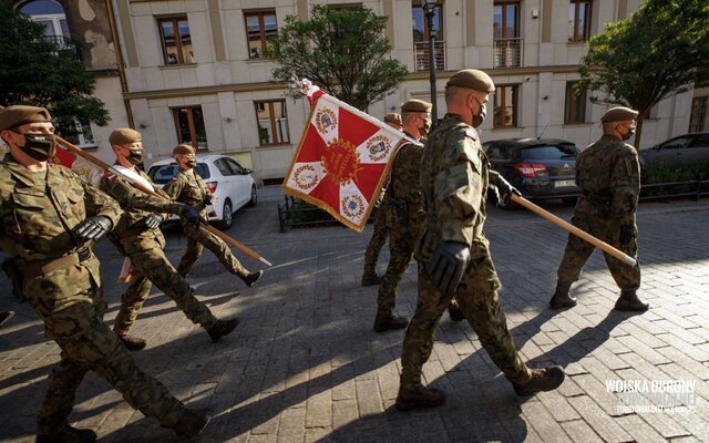 Wręczenie sztandaru wojskowego 10ŚBOT im. mjr. Eugeniusza Gedymina Kaszyńskiego ps. „Nurt”