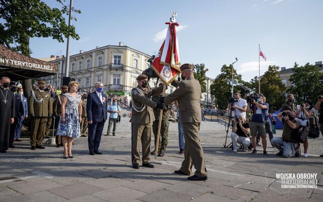 Wręczenie sztandaru wojskowego 10ŚBOT im. mjr. Eugeniusza Gedymina Kaszyńskiego ps. „Nurt”