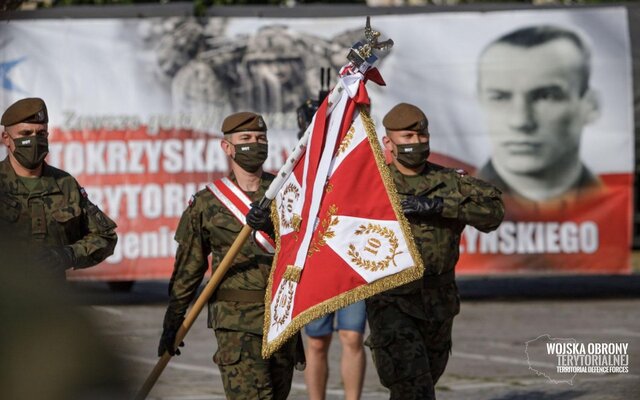 Wręczenie sztandaru wojskowego 10ŚBOT im. mjr. Eugeniusza Gedymina Kaszyńskiego ps. „Nurt”