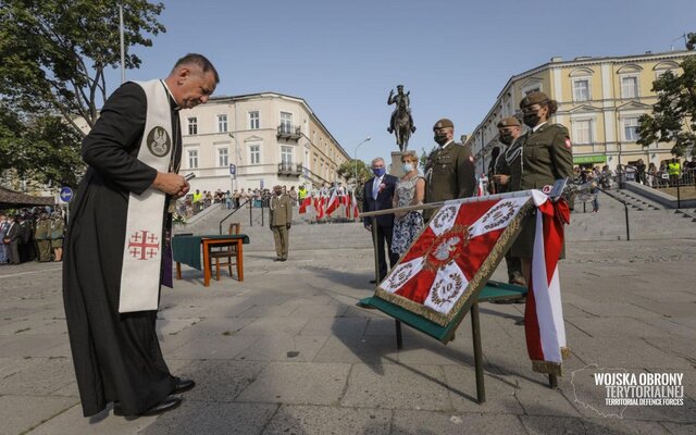 Wręczenie sztandaru wojskowego 10ŚBOT im. mjr. Eugeniusza Gedymina Kaszyńskiego ps. „Nurt”