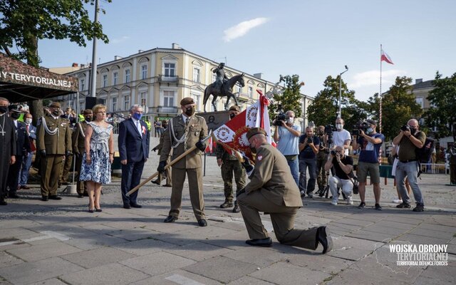 Wręczenie sztandaru wojskowego 10ŚBOT im. mjr. Eugeniusza Gedymina Kaszyńskiego ps. „Nurt”